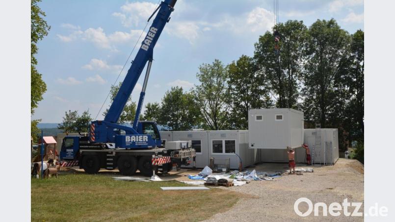 Während der großen Ferien wurde das Gelände vorbereitet und die Container für den Kindergarten aufgestellt. Bild: fdl