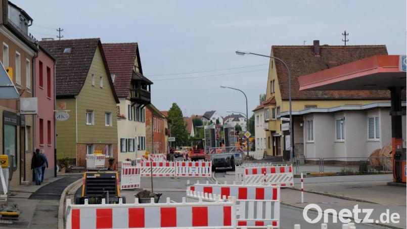 Ab diesem Freitag gehört die Baustelle in der Bahnhofstraße in Vilseck der Vergangenheit an. Dann ist dieser Abschnitt wieder frei befahrbar. Bild: Stefanie Gradl
