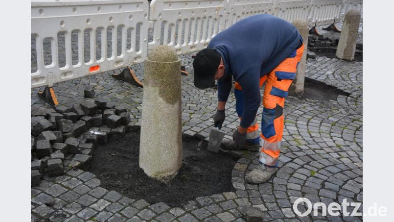 15 Granitpoller werden derzeit am Basilikaplatz aufgestellt. Bild: jr