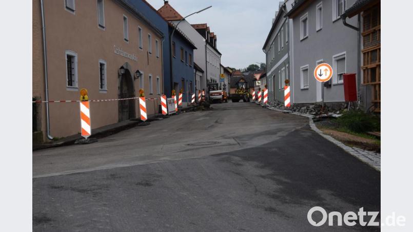 In der Neuenhammerstraße wurden die Muldensteine an der linken Straßenseite vom Bauhof in einer "Blitzaktion" entfernt. Der Gehweg wird wieder ordentlich instand gesetzt. Bild: fla