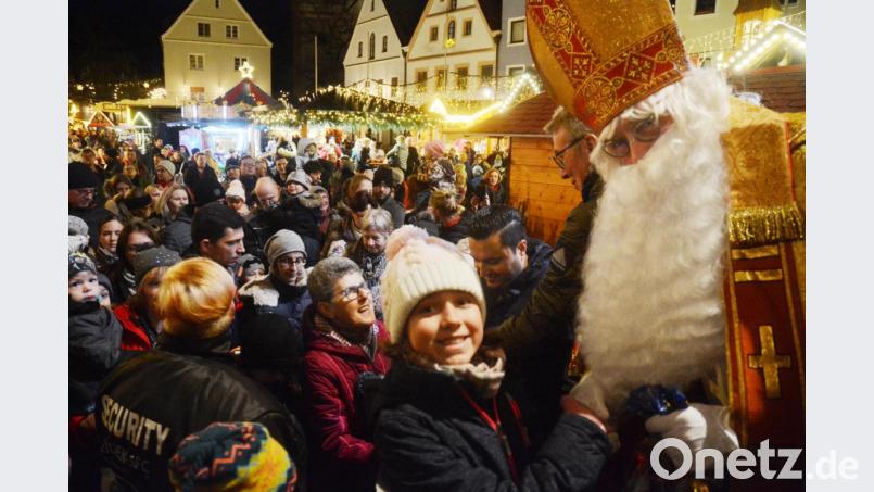 Ein Bild aus dem letzten Jahr: Der Weidener Nikolaus umringt von vielen Kindern auf dem gut besuchten Christkindlmarkt. Und nicht nur Nikolaus Peter Ertl fragt sich: Wird es das heuer geben? Bild: Gabi Schönberger