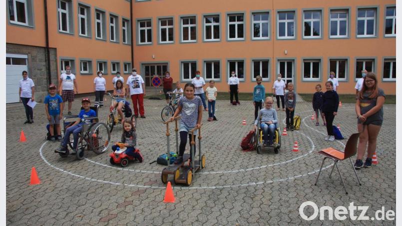 Einen kurzweiligen Erlebnistag boten das BRK Wiesau und das Jugendrotkreuz auf dem Gelände zwischen Grund- und Mittelschule. Die Abstandsregeln konnten auf der großen Fläche stets gut eingehalten werden. Bild: wro