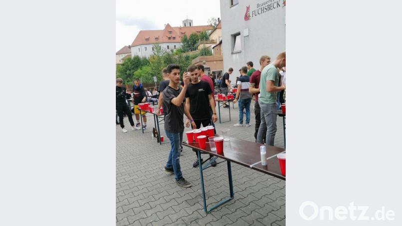 Volle Konzentration: Fabian Weiherer visiert mit dem Tischtennisball die gegnerischen Becher an, sein Partner Marco Hering schaut gebannt zu. Bild: exb