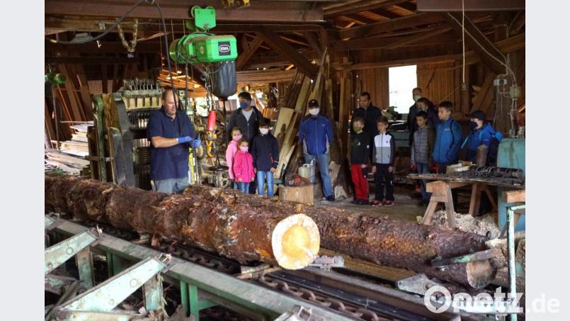 Ausreichend Abstand und Gehörschutz gehörten zum „Heimatunterricht“. Bild: bkr