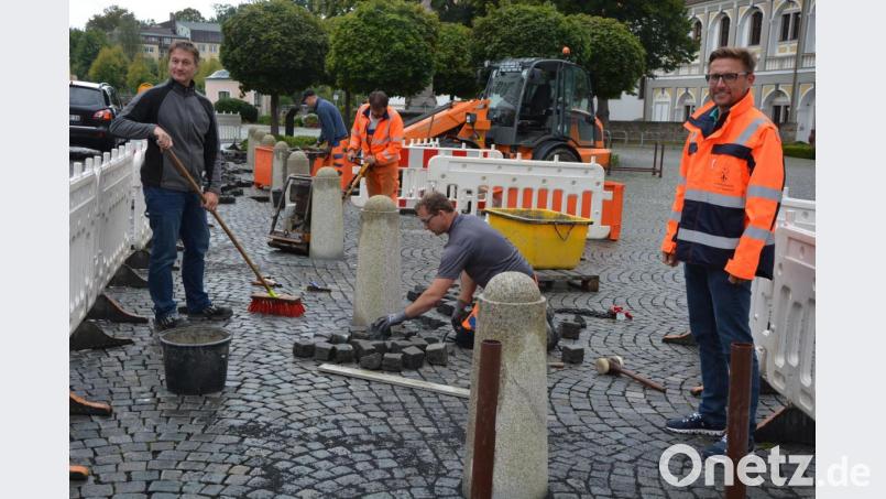 Mitarbeiter des städtischen Bauhofs begannen am Montag damit, am Basilikaplatz wieder 15 Granitpoller aufzustellen, wie sie bis zum Beginn der Rathaussanierung vorhanden waren. Mit im Bild Tobias Tippmann (rechts) von der Stadtverwaltung und Polier Thomas Ernstberger (links). Bild: jr