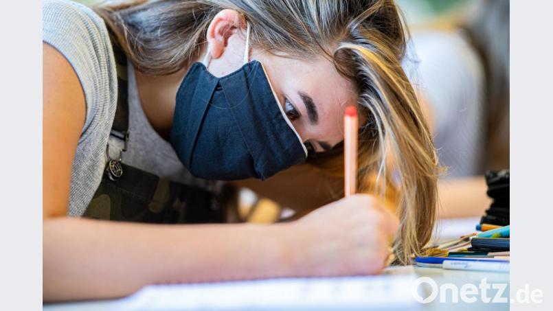 An den ersten neun Schultagen müssen Schüler in Bayern auch im Unterricht eine Maske tragen. Ausgenommen sind Grundschüler und Lehrer. Bild: Guido Kirchner/dpa