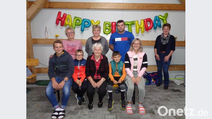 Jubilarin Maria Reger freute sich über die Glückwünsche ihrer Urenkel (vorne, von links) Hannes, Tom, Toni und Emily. Zum 85. Geburtstag gratulierten auch (hinten, von links) Enkelin Uschi, Tochter Ulrike, Enkel Markus und Bürgermeisterin Sonja Meier. Bild: amö
