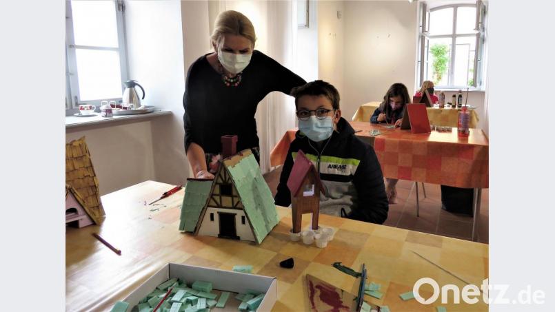 Petra Schicker, die Vorsitzende des Kunstvereins, legte Hand an beim malerischen Design. Beim Basteln, gab sich lachend zu, sei sie nicht der Profi. Bild: ubb