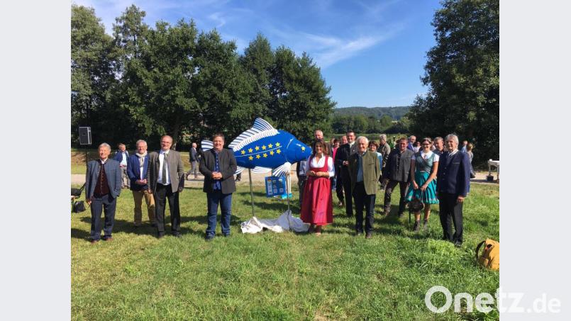 Ministerin Michaela Kaniber wirbt am Leistenweiher für den heimischen Karpfen. Mit im Bild geladene Gäste zur Eröffnung der Karpfen-Saison. Bild: ihl