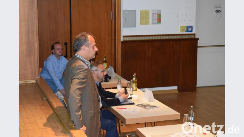 Bei der Infoveranstaltung im Kultursaal Plößberg zum geplanten Mobilfunkmasten in Wildenau kam es zu keinem Ergebnis. Die Telekom weicht nicht von ihren Plänen ab, damit wollen sich die Betroffenen nicht zufrieden geben. Sie fühlen sich übergangen. Bild: szl