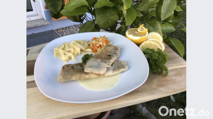 OWZ-Küchenchef Michael Schiffer serviert die Forellenfilets mit Zitronensauce, Nudeln und einem Petersilienwurzel-Gemüse. Bild: Michael Schiffer