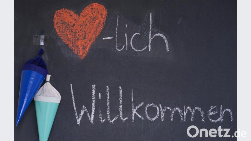 Willkommen geheißen werden am ersten Schultag nicht nur Abc-Schützen und Schüler. Auch viele Lehrer, Schulleiter und Konrektoren treten neue Stellen an. Bild: Robert Michael/dpa