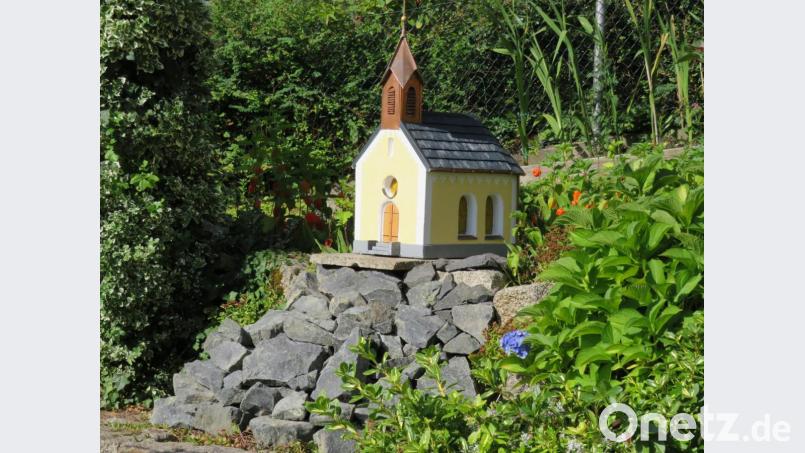 Das Minikirchlein im Garten von Angela und Will Bleich sieht dem Orginal auf dem Basalkegel wie ein Zweilling ähnlich. Bild: adj