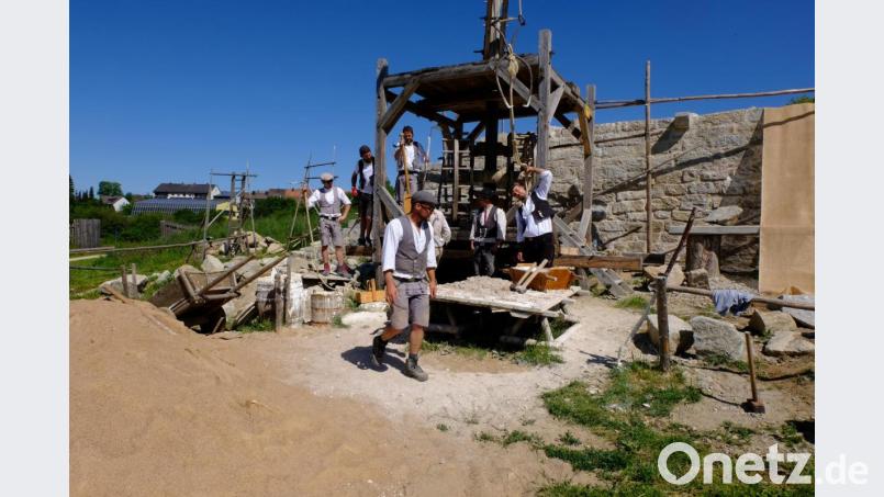 So baut das Mittelalter heute: Traditionelles Handwerk für das Gesindehaus der Reisestation Kaiser Karls IV. Bild: Geschichtspark Bärnau