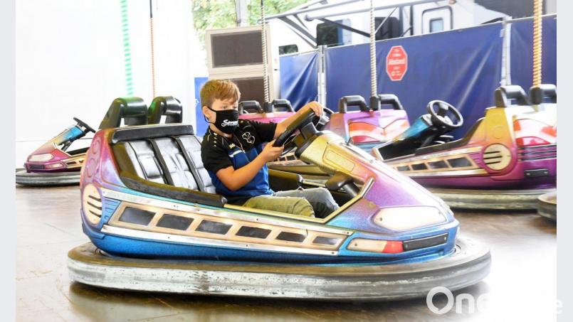 Viel Spaß auf dem Autoscooter hat ein Kind auf dem Großparkplatz Naabwiesen - denn der hat sich für zehn Tage zu einem kleinen Volksfestplatz verwandelt. Bild: Gabi Schönberger