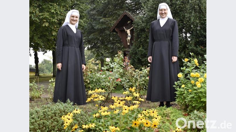 Ihr zeitliches Gelübde legen am Samstag die Schwestern (von links) Ida-Maria Kastner und Maria Veronika Gresik in der Klosterkirche in Auerbach ab. Bild: sck