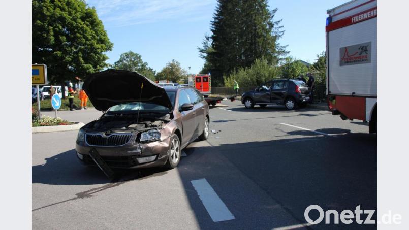 Mit seinem Skoda (vorne) rammte der vorfahrtsberechtigte Niedermuracher den Dacia des älteren Ehepaars (hinten, rechts). Bild: frd
