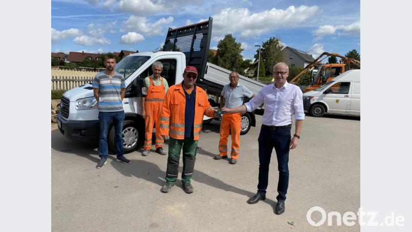 Bürgermeister Bernhard Lindner (rechts) übergab den Fahrzeugschlüssel im Beisein von Bauhofleiter Michael Stümpfl (links) und den Vorarbeitern Josef Wismeth und Franz Krusch (Zweiter und Vierter von links) an Marktgärtner Robert Hermann. Bild: ibj