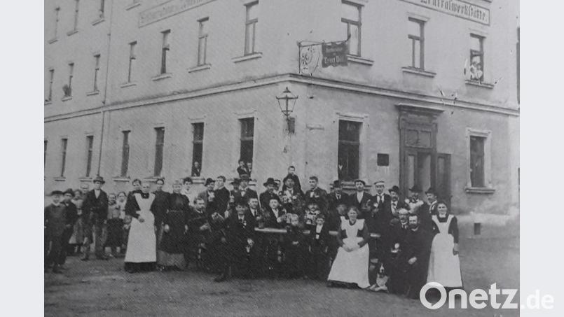 Die Gaststätte &quot;Zur Zentralwerkstätte&quot; in der Landgerichtsstraße. Im September 1945 erfolgt dort der erste Impuls zum Wiederaufbau der SPD: Das Bild vom Oktober 1906 zeigt allerdings Mitglieder des eben gegründeten Kreiswahlverein Neustadt/WN der Sozialdemokratischen Partei Bayerns. Bild: Stadtarchiv Weiden