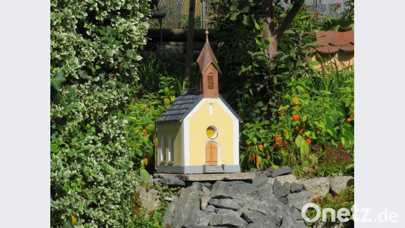 Das Minikirchlein im Garten von Angela und Will Bleich sieht dem Orginal auf dem Basalkegel wie ein Zweilling ähnlich. Bild: adj