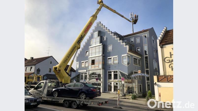 Vom Korb eines Autokrans aus erledigten Fachleute am Donnerstag Arbeiten an der Antennenanlage auf dem Dach der Postarkaden in Kümmersbruck. Bild: eik