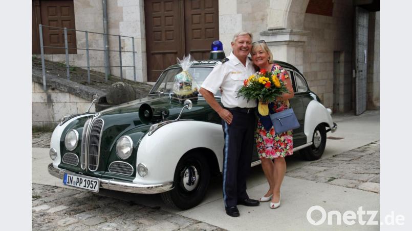 Im Polizeimuseum Ingolstadt verabschiedete sich Hans-Peter Kammerer mit seiner Frau Gisela, die wie er aus Roggenstein stammt, vor einem restaurierten BMW 502, dem sogenannten "Barockengel" von seiner aktiven Dienstzeit. Der schmucke Wagen, der in den 60-er Jahren bei der Landpolizei zum Einsatz kam, wurde 16 Jahre lang restauriert. Das 120-PS-starke Fahrzeug besitzt weiße Kotflügel und unterscheidet sich so von seinen Münchner Kollegen, die sich komplett tannengrün präsentieren. Bild: Polizeipräsidium Oberbayern Nord