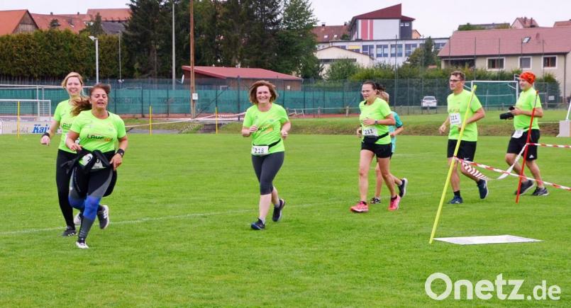 Mit Abstand, aber trotzdem im Team treten die Läufer das Finale an. Bild: ü