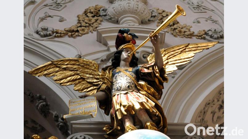 In der Kirche St.Georg in Amberg posaunt der Erzengel Gabriel. Er gilt als Botschafter Gottes, kündigte laut biblischer Überlieferung die Geburt Jesu und auch Johannes des Täufers an. Auch im Islam wird Gabriel hoch geachtet. Er soll die Offenbarungen an Mohammed übermittelt haben. Bild: Stephan Huber