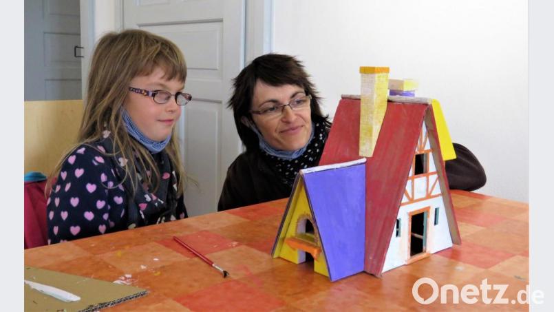 Die siebenjährige Julia zeigt ihrer Mama stolz ihr Haus, das kunterbunt wie die Villa von Pippi Langstrumpf geworden ist. Bild: ubb