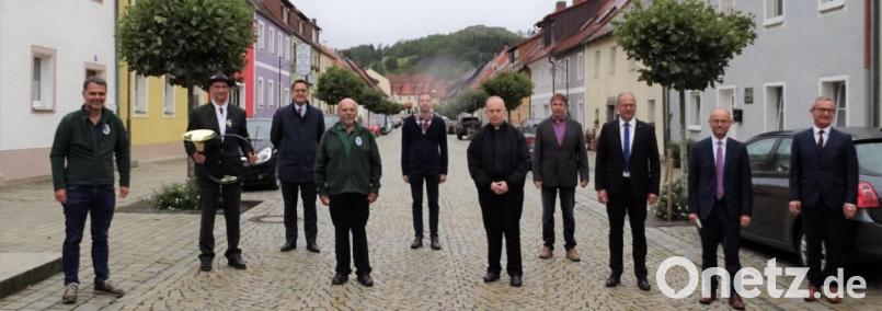 Die Ehrengäste Europaabgeordneter Christian Doleschal (Dritter von links), stellvertretender Landrat Alfred Scheidler (Zweiter von rechts) und Bürgermeister Roman Schäffler (Dritter von rechts). Weihbischof Reinhard Pappenberger (Sechster von links) stellte sich mit Ihnen im Markt vor der Kulisse des Schloßberges mit der Burgruine zu einem Erinnerungsfoto auf. Mit dabei waren auch die beiden HuK-Vorsitzenden Georg Wagner (Vierter von links) und Leonhard Zintl (links), Ely Eibisch (Zweiter von links) von den Kaibitzer Jagdhornbläsern sowie vom Pfarrgemeinderat Klaus Wegmann und Ortssprecher Hans Reindl und der ehemalige Bürgermeister Werner Nickl. Bild: hl