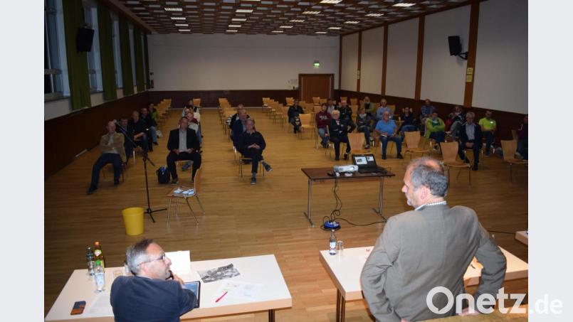 Am Dienstagabend fand im Kultursaal eine Infoveranstaltung bezüglich des geplanten Mobilfunkmasten in Wildenau statt. Als Referenten waren neben Telekom-Kommunalbeauftragter Christian Blenk (vorne, links) auch Moderator und städtebaulicher Berater Klaus Zeitler (vorne rechts) sowie Thomas Kurz vom Landesamt für Umwelt. Bild: szl
