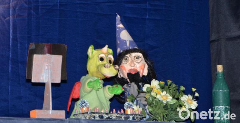 Larifari, der größte Zauberer aller Zeiten (rechts) zaubert plötzlich den kleinen Drachen herbei. Bild: dob