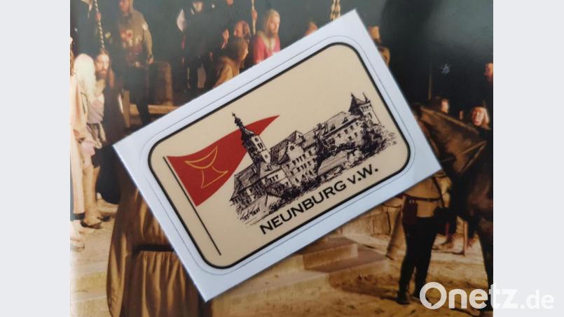 Der Aufkleber für Neunburg zeigt eine Ansicht der Stadtsilhouette und eine Fahne mit dem Kelch, dem Symbol der Hussiten. Bild: mp