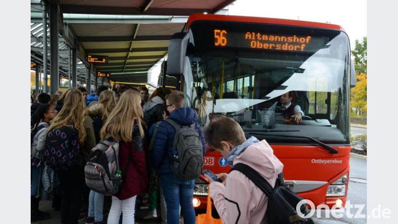 Am Dienstag beginnt das neue Schuljahr und das Gedränge im Schulbus. Die Grünen im Kreistag werfen jetzt die Frage nach dem Hygienekonzept bei der Busbeförderung auf (Das Foto entstand vor der Pandemie). Archivbild: Petra Hartl