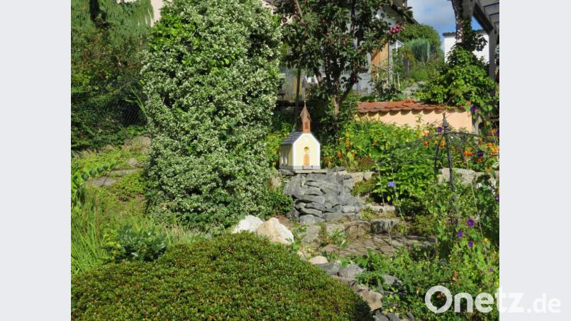Das Minikirchlein im Garten von Angela und Will Bleich sieht dem Orginal auf dem Basalkegel wie ein Zweilling ähnlich. Bild: adj