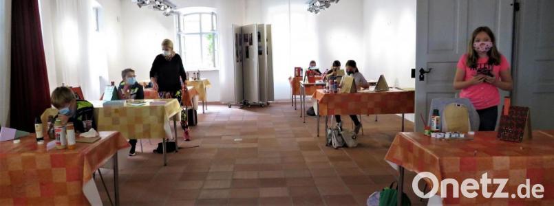 Viel Platz für jeden: Das war Vorgabe wegen der Abstandsregelung. Jedes Kind bekam seinen eigenen Tisch zum Basteln, was auch Vorteile hatte. Bild: ubb