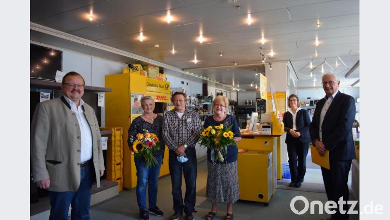 Seit 20 Jahren gibt es die Postfiliale im Elektrofachgeschäft TV-Hifi Härtl in Bärnau. Im Bild: (von links) Bürgermeister Alfred Stier, Mitarbeiterin Gerlinde Lode, Geschäftsinhaber Edwin Härtl und Ehefrau Irene Härtl sowie Elke Frinzel und Helmut Muhr von der Deutschen Post AG. Bild: szl
