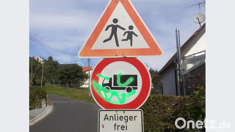 Die Handschrift des Sprühers an einem Verkehrszeichen. Für Hinweise auf den &quot;Künstler&quot; setzt die Stadt Eschenbach 200 Euro als Belohnung aus. Bild: jma