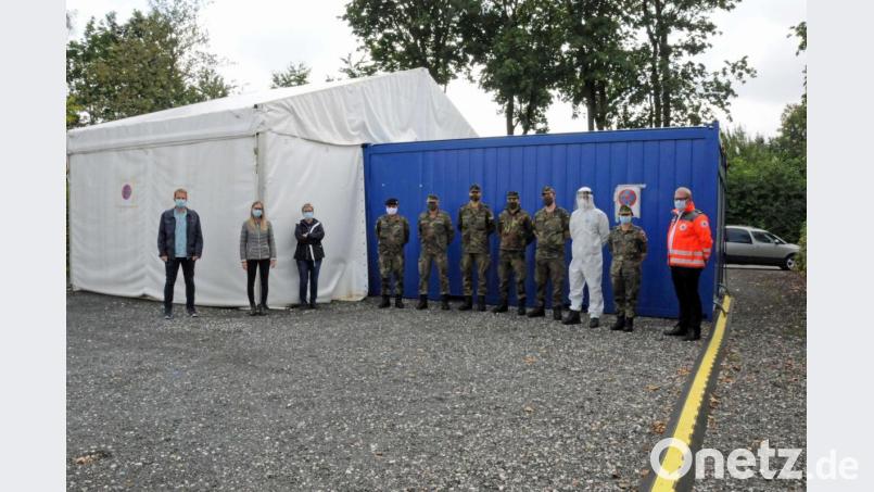 Es kann losgehen! Das Bayerische Rote Kreuz und die Bundeswehr stehen bereit und haben im Testzentrum der Stadt Amberg und des Landkreises Amberg-Sulzbach den Betrieb aufgenommen. Rainer Schmid, Laura Hofmann und Elisabeth Keck (v.li.) hatten dafür in den vergangenen Wochen in der Koordinierungsgruppe alles intensiv vorbereitet. Bild: Christine Hollederer/exb