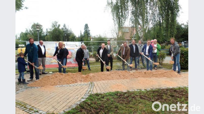 Jetzt wird kräftig in die Hände gespuckt, hieß es beim Spatenstich zum Erweiterungsbau des Kindergartens am Birkenweg um eine Kinderkrippengruppe. Unser Bild zeigt mit Spaten (von links) Christian Ohlraun (Vorsitzender des Kindergartenelternbeirates), Daniela Veigl (Leiterin des Kindergartens), Pfarrer Dirk Grafe (Vorsitzender des Diakonievereins), Bürgermeister Christian Porsch, Diplom-Ingenieur Franc Dierl, Thomas Schneider (Bauamtsleiter der Gemeinde) und Thorsten Rupprecht (Juniorchef der gleichnamigen Baufirma in Marktredwitz). Bild: br