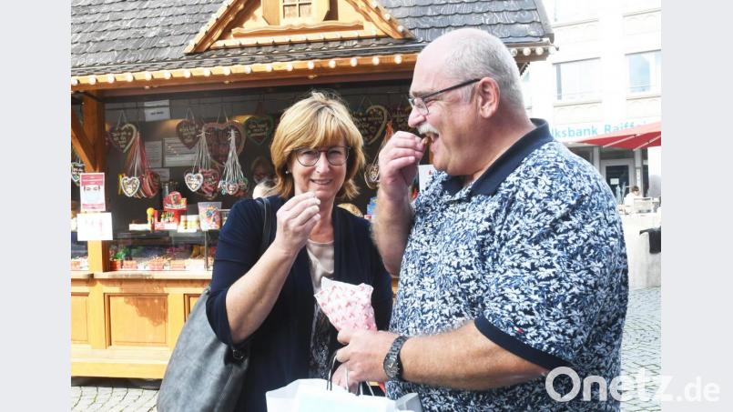Die Besucher genießen die Süßigkeiten. Bild: Gabi Schönberger