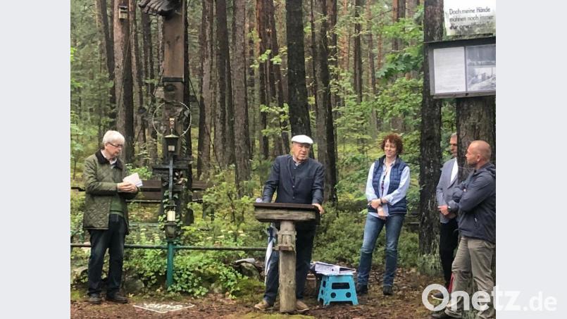Der Schwandorfer Altlandrat Hans Schuierer (am Rednerpult) ermutigt die Oberpfälzer Landwirte, sich gegen die Diffamierungen zur Wehr zu setzen. Bild: Hirsch