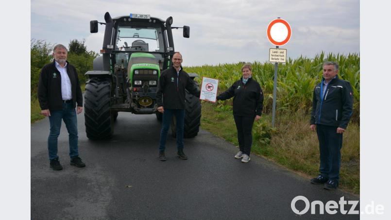 Mit einem eigens herausgebrachten Flyer wollen die Landwirte um gegenseitige Rücksichtnahme werben. BBV-Geschäftsführer Ulrich Härtl, Kreisobmann Ely Eibisch, Kreisbäuerin Irmgard Zintl und stellvertretender BBV-Kreisobmann Martin Zintl (von links) stellten die Aktion vor. Bild: jr