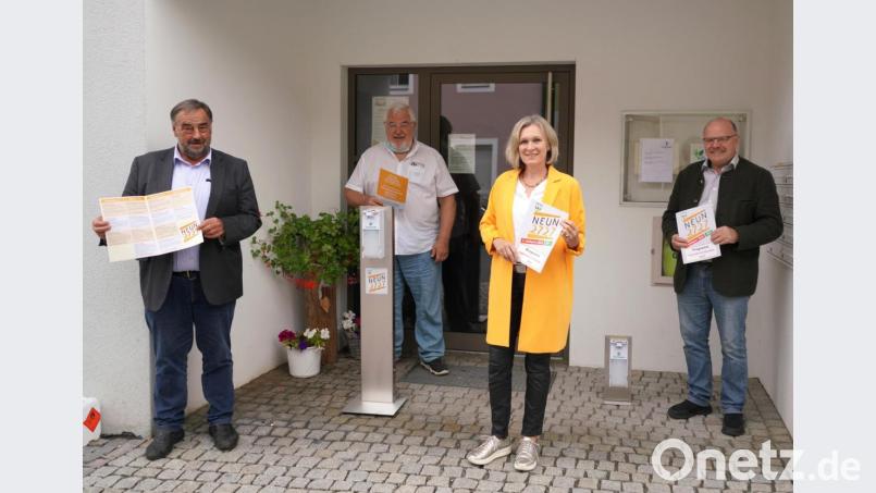 Bürgermeister Josef Beimler, Nikolaus Globisch, NEUN2727-Koordinatorin Doris Völkl und Johannes Weig (von links) stellen den druckfrischen neuen NEUN2727-Programmflyer vor Bild: fvo