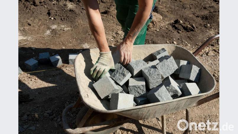 Nicht nur Pflastersteine sind während der Coronapandemie eine gefragte Ware. Auch andere Baustoffe kauften Privatpersonen in diesem Jahr überproportional oft. Bild: dpa/Kai Remmers