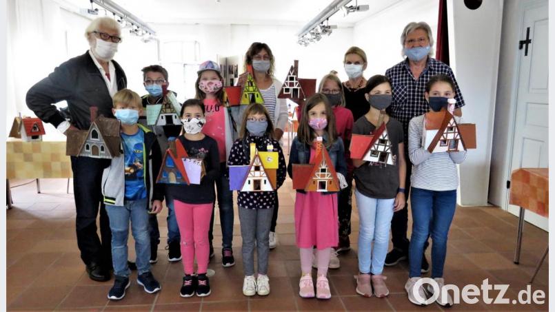 Stolz präsentierten nach zweieinhalb Stunden intensiver Arbeit die Kinder gemeinsam mit ihren Betreuerinnen und Betreuern vom KunstvereinTirschenreuth ihre kleinen Häuschen. Bild: ubb