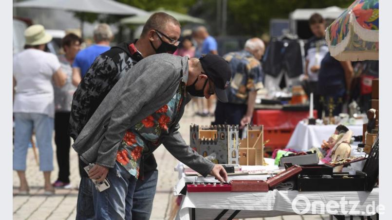 Flohmarkt auf dem Platz der Deutschen Einheit in Suhl. In Marktredwitz müssen Schnäppchenjäger auf den Flohmarkt von Gisela Swenne heuer verzichten. Symbolbild: Sebastian Frank/exb