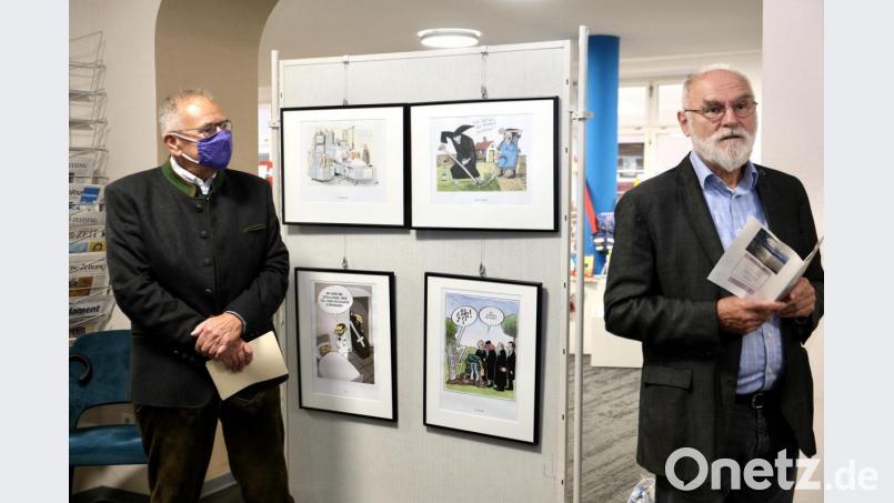 Georg Franz Fröhler, Vorsitzender des Hospizvereins Amberg (links), hatte zur Vernissage der Karikaturenausstellung, den Amberger Poeten und Liedermacher Peter Seidl (rechts) eingeladen. Seine Lesung aus der Sammlung „Wenn die Tage kürzer werden“ sollte die Besucher zum Nachdenken anregen. Bild: usc