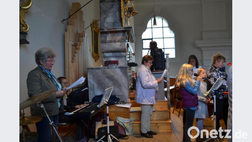 Coronabedingt in kleiner Besetzung wurde die letzte Pilgermesse mit Pfarrer Josef Most in der Wieskirche zum Abschied von den Kirchenmäusen, Veeh-Harfen, Sängerinnen und Instrumentalisten unter der Leitung von Petra Zielbauer (Zweite von rechts) mit gestaltet. Bild: gi