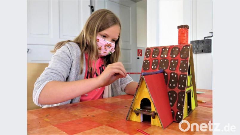 Hexchenhäuschen in sämtlichen möglichen Varianten von klassisch bis modern bauten im Museumsquartier zehn Buben und Mädchen, die um Ferienprogramm gekommen waren. Die zehnjährige Madgalena hat ein besonders schönes Exemplar fertiggestellt. Bild: ubb
